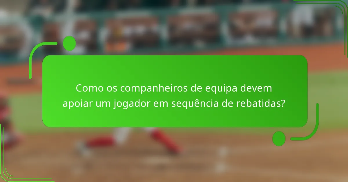 Como os companheiros de equipa devem apoiar um jogador em sequência de rebatidas?